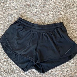 Lululemon Hottyhot 2.5” Low Rise Size 6 Black Shorts